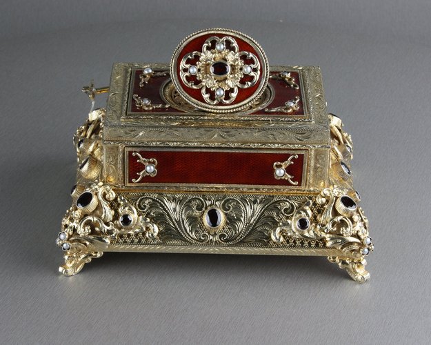 Silver gilt, enamel, pearl and noir garnet-mounted singing bird box