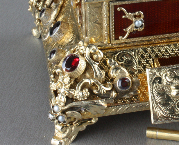 Silver gilt, enamel, pearl and noir garnet-mounted singing bird box