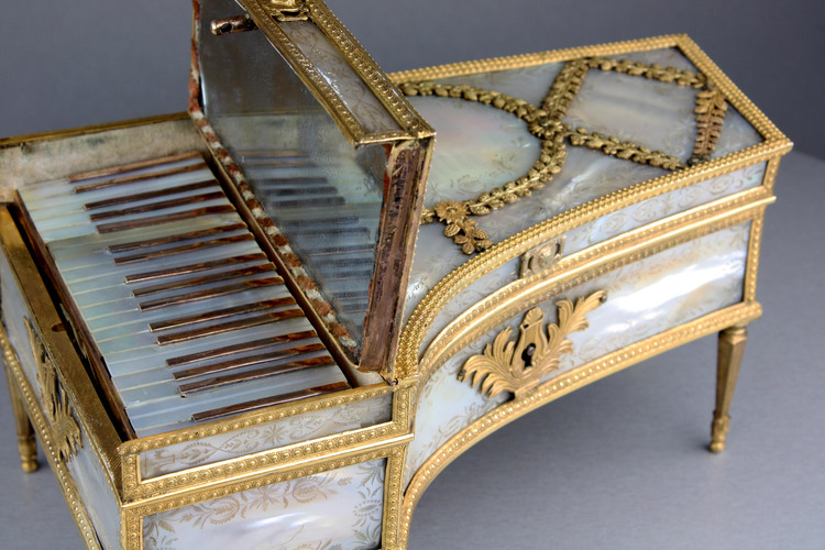 Palais Royal piano-form musical necessaire