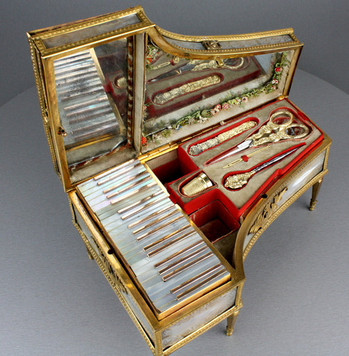 Palais Royal piano-form musical necessaire